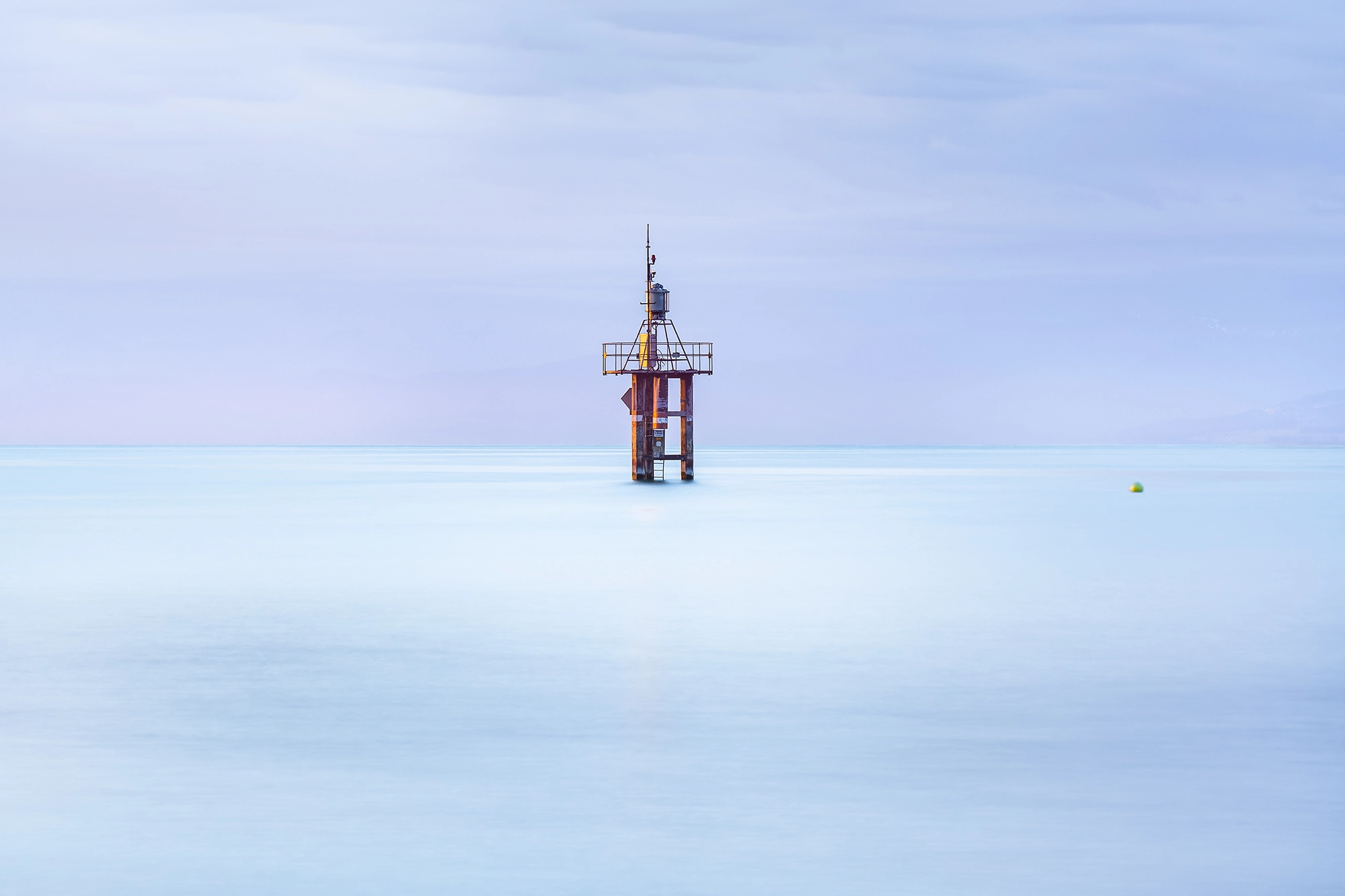 Foto mit Langzeitbelichtung eines Leuchtturms im Bodensee