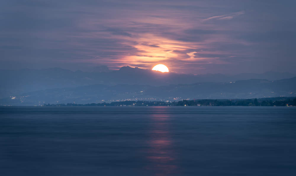 Mondaufgang über den Alpen am Bodensee