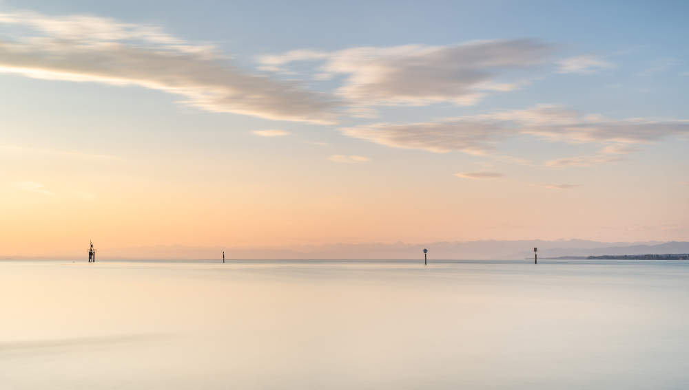 Sonnenaufgang mit Bergen am See