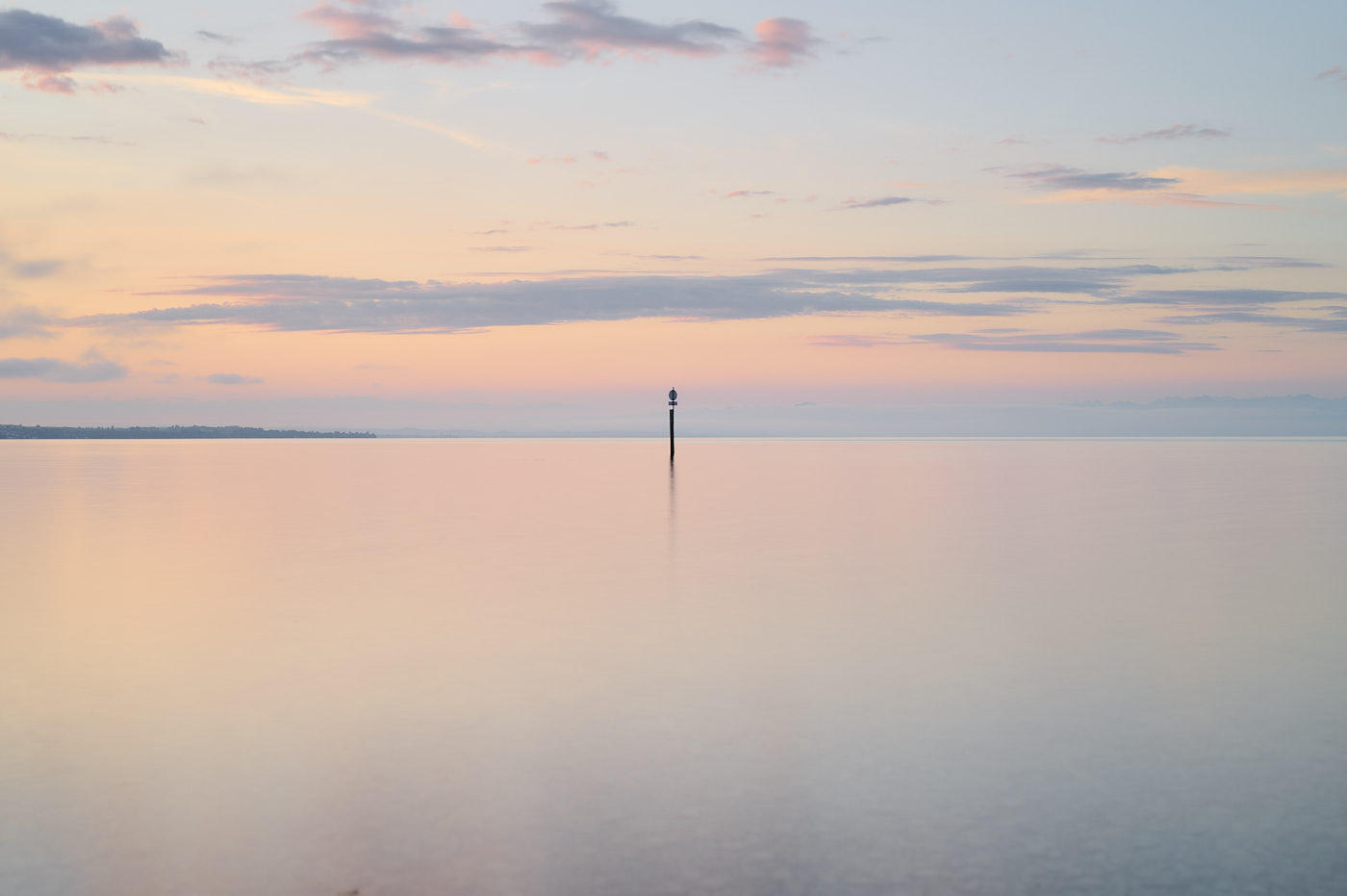 Sonnenaufgang am Bodensee im Juni 2026 mit einem Seezeichen