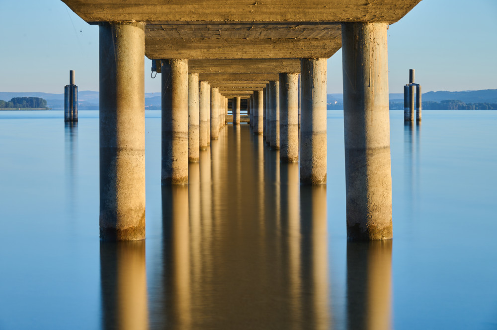 Langzeitbelichtung eines Stegs im Morgenlicht am Untersee